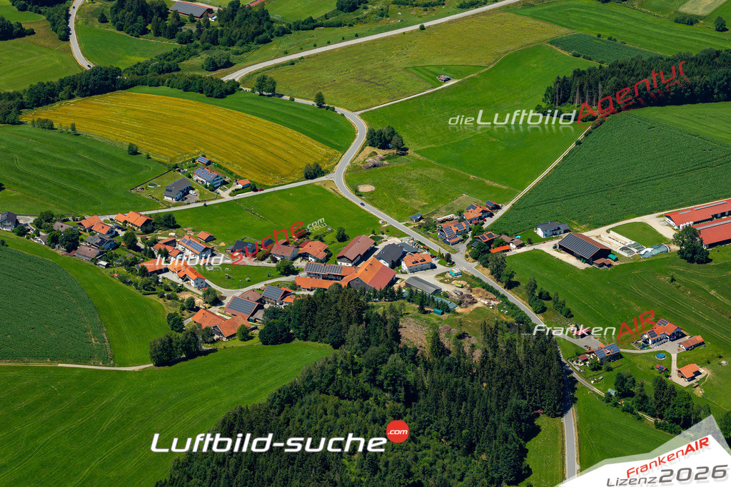 Die Luftaufnahme Laiflitz - Kirchberg im Wald wurde 2022 vom Flugzeug aus (keine Drohne) erstellt. Hohe Auflösung -für große Poster und Wandbilder geeignet - Garantiert!