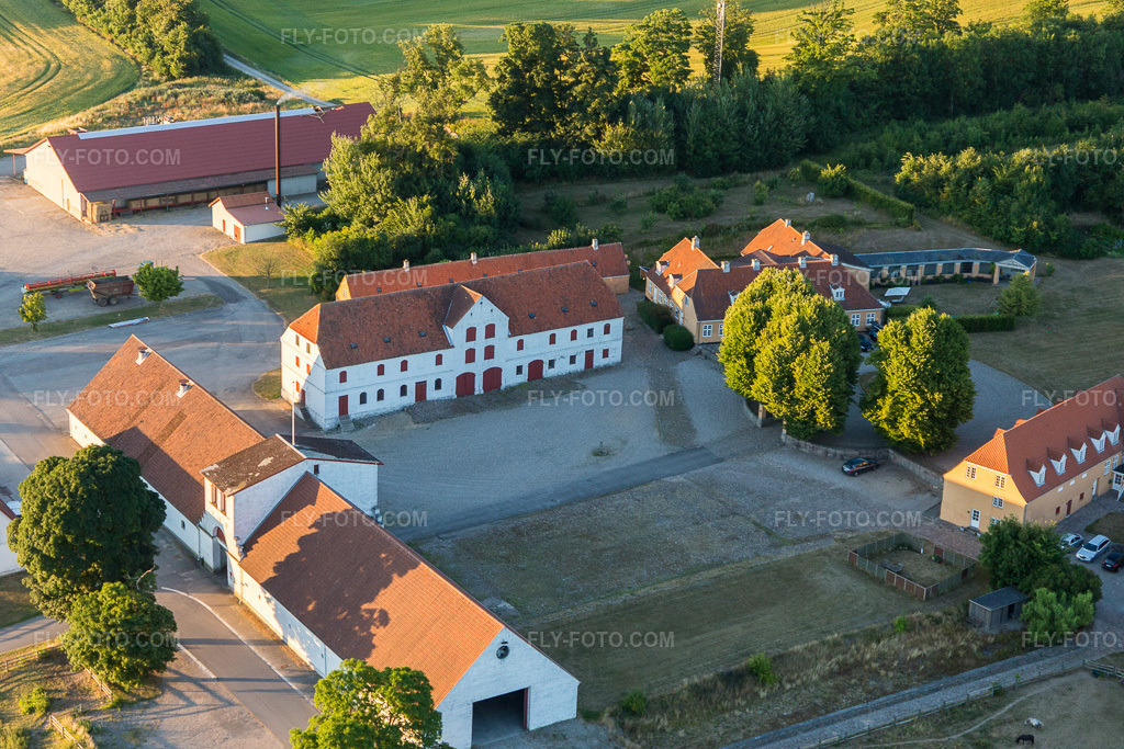 Aerial view: Klintholm Mon (DK), Klintholm Gods in Borre in the state Zealand, Denmark. – Photo: IMG_108732.jpg taken on 07/04/2018 by Werner Riehm/FLY-FOTO.com – Resolution of the original: 5472 x 3648 px