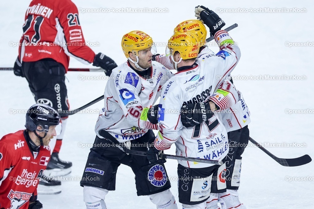 KEC24032501056 | 24.03.2025, Eishockey, DEL Play-offs, Kölner Haie - Fischtown Pinguins Bremerhaven, Viertelfinale Spiel 4, Lanxess-Arena Köln: Torjubel nach dem Tor zum 2:2 Ausgleich durch Miha Verlic (Fischtown Pinguins #91) zusammen mit Christian Wejse (Fischtown Pinguins #65) 