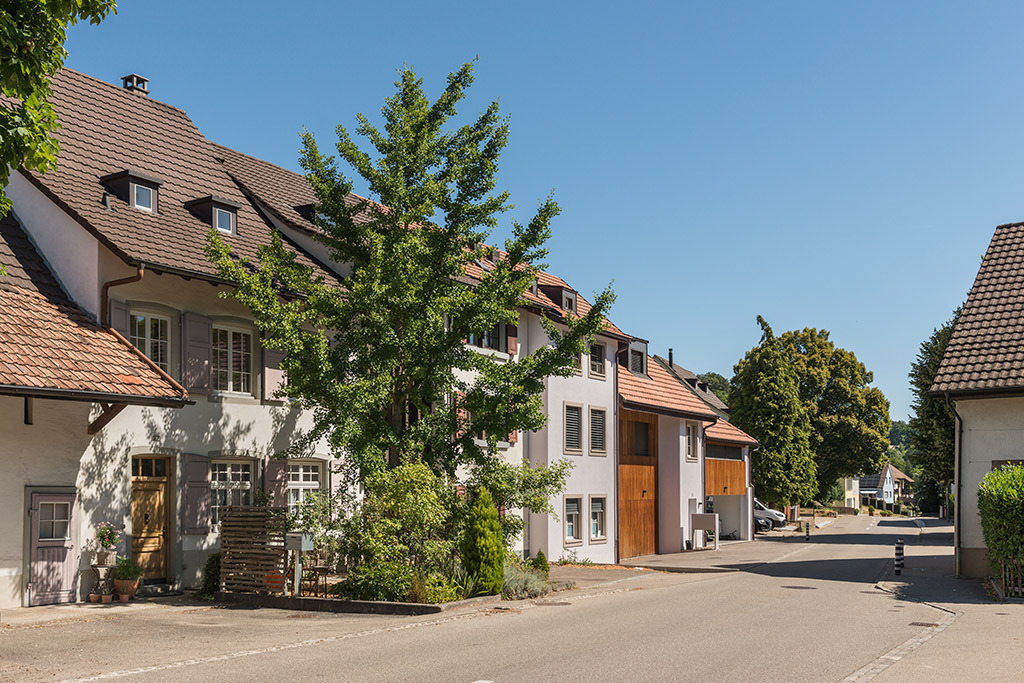 Häuserzeile im Zentrum | in Lupsingen, Baselland, Schweiz - Realisiert mit Pictrs.com