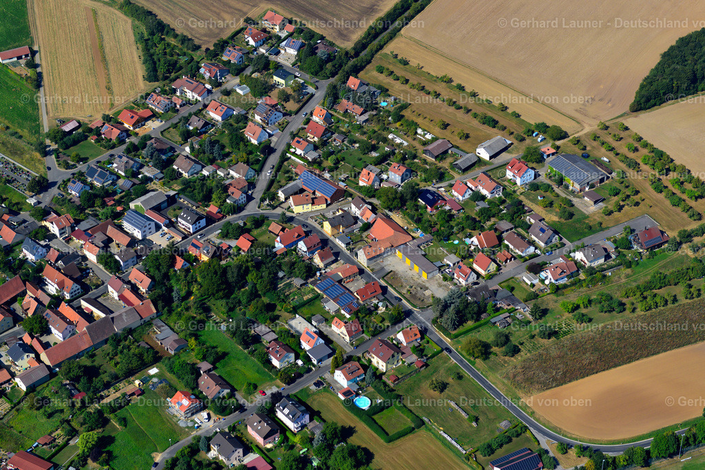 3650523 | UENGERSHAUSEN 13.09.2016 Wohngebiet einer Einfamilienhaus- Siedlung am Rande von landwirtschaftlichen Feldern in Uengershausen im Bundesland Bayern, Deutschland // Single-family residential area of settlement on the edge of agricultural fields in Uengershausen in the state Bavaria, Germany Foto: Gerhard Launer