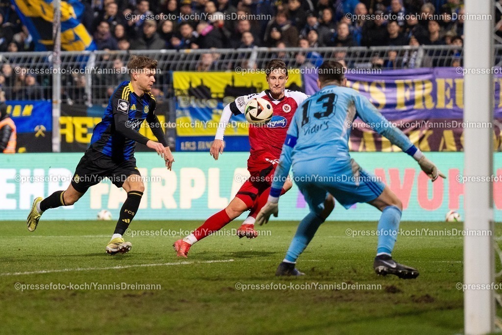 xYDR2802250101043 | 28.02.2025, xydrx, Fußball, Viktoria Köln - 1.FC Saarbrücken, 3.Liga, Sportpark Höhenberg, Saison 2024 2025: Jonah Sticker (Viktoria Köln #33) im Zweikampf mit Dominik Becker (1.FC Saarbrücken #17). DFB regulations prohibit any use of photographs as image sequences and or quasi-video.