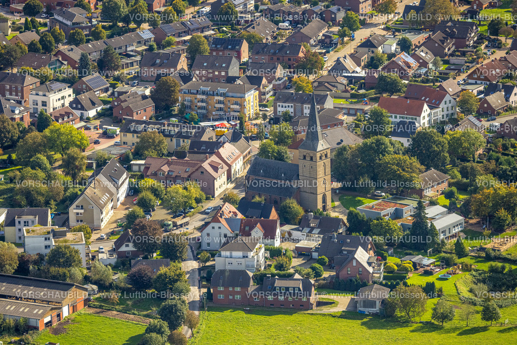 Voerde241009524 | Luftbild, kath. Kirche und kath. Kindergarten Sankt Peter, Wohngebiet um die Mehrumer Straße, Spellen, Voerde, Niederrhein, Nordrhein-Westfalen, Deutschland