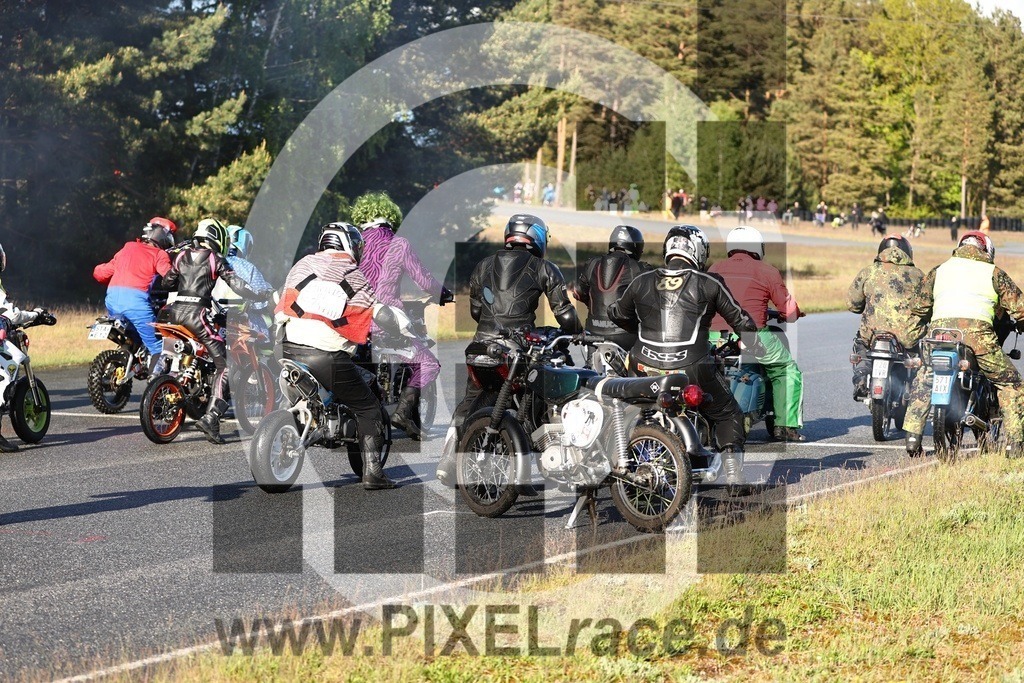 mopedrennen-20260514_11998 | Schöne Erinnerungen an spannende Momente - das festzuhalten ist unser Job. PIXELrace.de ist seit 2003 auf den Rennstrecken Europas unterwegs um die Action draußen beim Fahren und die wunderbare Stimmung imm Fahrerlager für euch einzufangen.