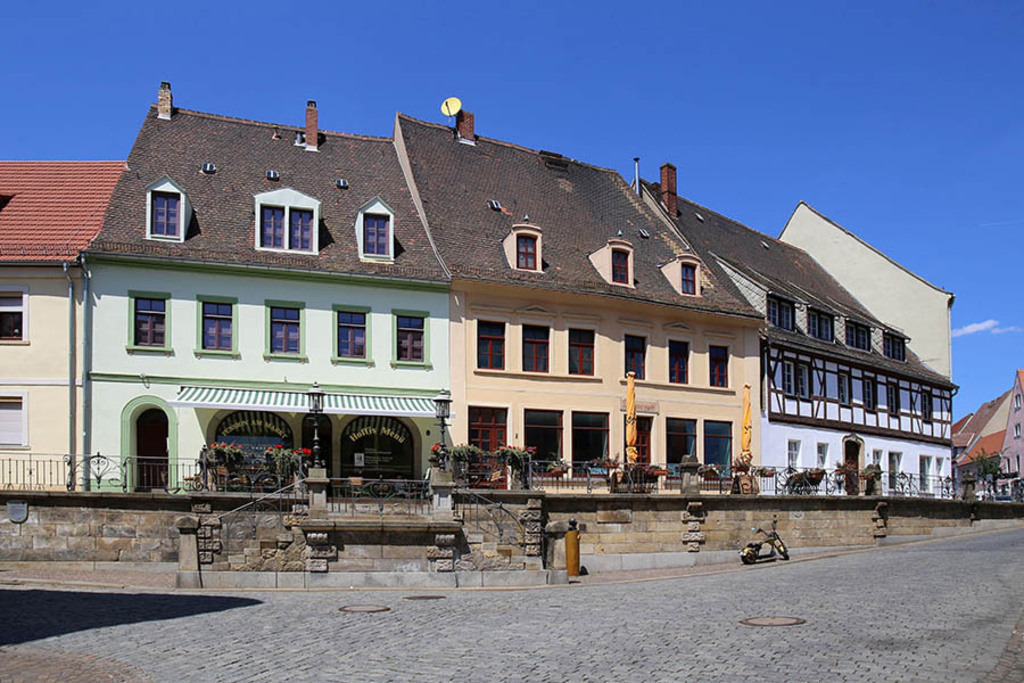 Wurzen - Domgasse und Liegenbank | Entdecke über 20 Kategorien Leipzig-Motive: Foto-Downloads, hochwertige Poster, Leinwand- & Fine-Art-Prints. Jetzt Lieblingsfoto im Bildlexikon Leipzig Shop bestellen!