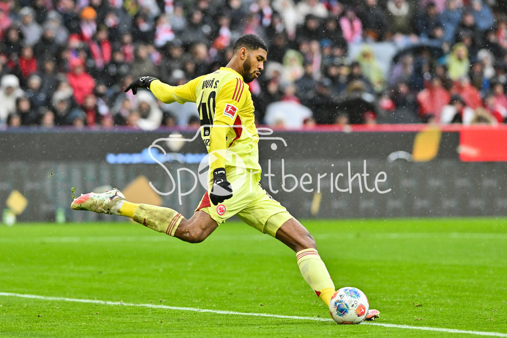 FC Bayern München - Eintracht Frankfurt | MUNICH, GERMANY - 21. FEBRUARY: am BAll Kaua DOS SANTOS (Eintracht Frankfurt 40) / Einzelfoto / Freisteller während dem Bundesligamatch zwischen dem FC Bayern München und der SG Eintracht Frankfurt am 23. Spieltag in der Allianz Arena / DFL REGULATIONS PROHIBIT ANY USE OF PHOTOGRAPHS AS IMAGE SEQUENCES AND/OR QUASI-VIDEO