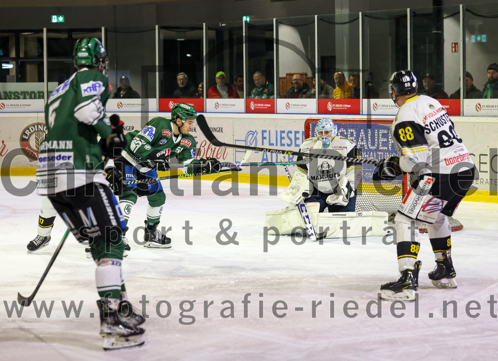 2023-11-17_052_TSV_Erding_gegen_EA_Schongau | Erding, Deutschland, 17.11.2023:
Eishockey, Bayernliga Vorrunde 2023 / 2024, 10. Spieltag, TSV Erding gegen EA Schongau, Endergebnis: 12:4

Paul Pfenninger (Erding Gladiators, #58), Torwart Xaver Nagel (EA Schongau, #80), Mathias Schuster (EA Schongau, #88)

Foto: Christian Riedel / fotografie-riedel.net