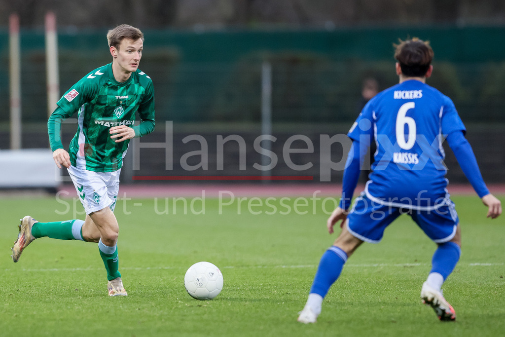 Fussball, Regionalliga Nord, SV Werder Bremen II - BSV Kickers Emden | v.li.: Ole Schulz (SV Werder Bremen II, 27) am Ball, Einzelbild, Ganzkörper, Aktion, Action, Spielszene