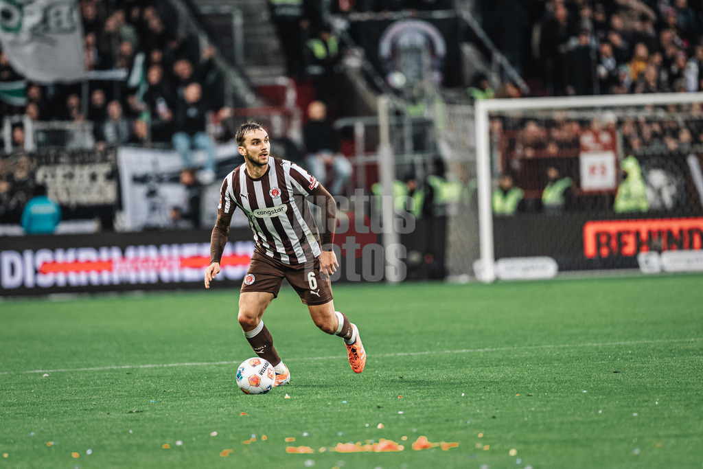 Fußball | Männer | Saison 2025/2026  | Fußball-Bundesliga | 09. Spieltag | FC St. Pauli vs. Borussia Mönchengladbach | 01.11.2025 | James Sands (#6, FC St. Pauli)