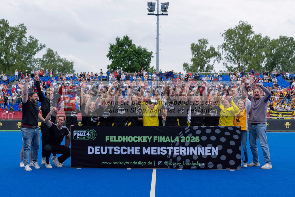 Final4_20250601-1219-HK108399 | Krefeld, Deutschland, 01.06.2025:  Feldhockey Final4 2025 – „Deutsche Feldhockey-Meisterschaften 2025“ Harvestehuder HTC - Düsseldorfer HC (Finale Damen) im Gerd-Wellen-Hockeyanlage am 01.06.2025 in Krefeld, Deutschland. (Foto von Kramhöller/Fehrmann/Kaste)Krefeld, Germany, 01.06.2025: Feldhockey Final4 2025 – „Deutsche Feldhockey-Meisterschaften 2025“ Harvestehuder HTC - Düsseldorfer HC (Finale Damen) in Gerd-Wellen-Hockeyanlage at 01.06.2025 in Krefeld, Deutschland. (Foto from Kramhöller/Fehrmann/Kaste)