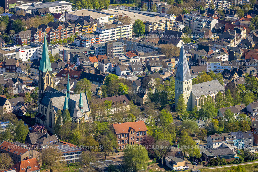Kamen230406142 | Luftbild, evang. Pauluskirche und Kirche Zur Heiligen Familie, Kamen, Ruhrgebiet, Nordrhein-Westfalen, Deutschland
