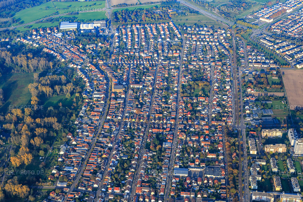 Luftbild: Neureuter Hauptstr im Ortsteil Neureut in Karlsruhe im Bundesland Baden-Württemberg in Deutschland. Foto: IMG_075475.jpg vom 26.10.2014 durch Werner Riehm/FLY-FOTO.de
