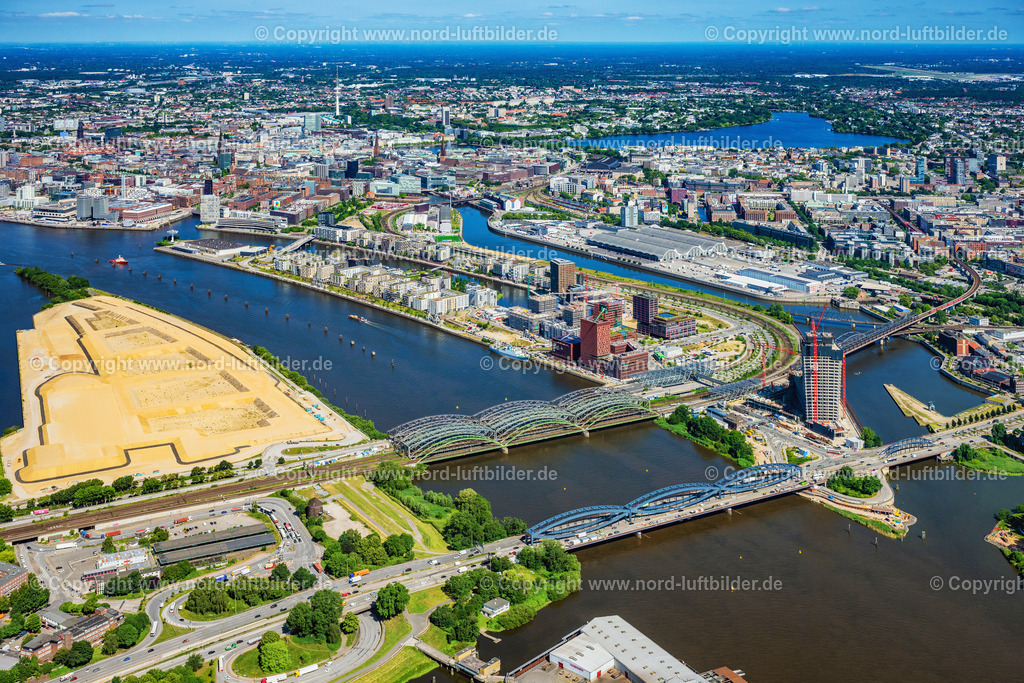 Hamburg_Elbbrücken_Baakenhafen_Hafencity_ELS_0168200625 | HAMBURG 16.06.2025 Baustellen für Wohn- und Geschäftshäuser im Baakenhafen entlang der der Baakenallee in der HafenCity in Hamburg, Deutschland. Weiterführende Informationen bei: AUG. PRIEN Bauunternehmung (GmbH & Co. KG),  BVE Bauverein der Elbgemeinden eG,  Baugenossenschaft Hamburger Wohnen eG,  HafenCity Hamburg GmbH,  Johann Daniel Lawaetz-Stiftung,  Richard Ditting GmbH & Co. KG,  bof architekten,  florian krieger - architektur und städtebau gmbh. // Construction sites for residential and commercial buildings in the Baakenhafen along the Baakenallee in HafenCity in Hamburg, Germany. Further information at: AUG. PRIEN Bauunternehmung (GmbH & Co. KG),  BVE Bauverein der Elbgemeinden eG,  Baugenossenschaft Hamburger Wohnen eG,  HafenCity Hamburg GmbH,  Johann Daniel Lawaetz-Stiftung,  Richard Ditting GmbH & Co. KG,  bof architekten,  florian krieger - architektur und staedtebau gmbh. Foto: Martin Elsen