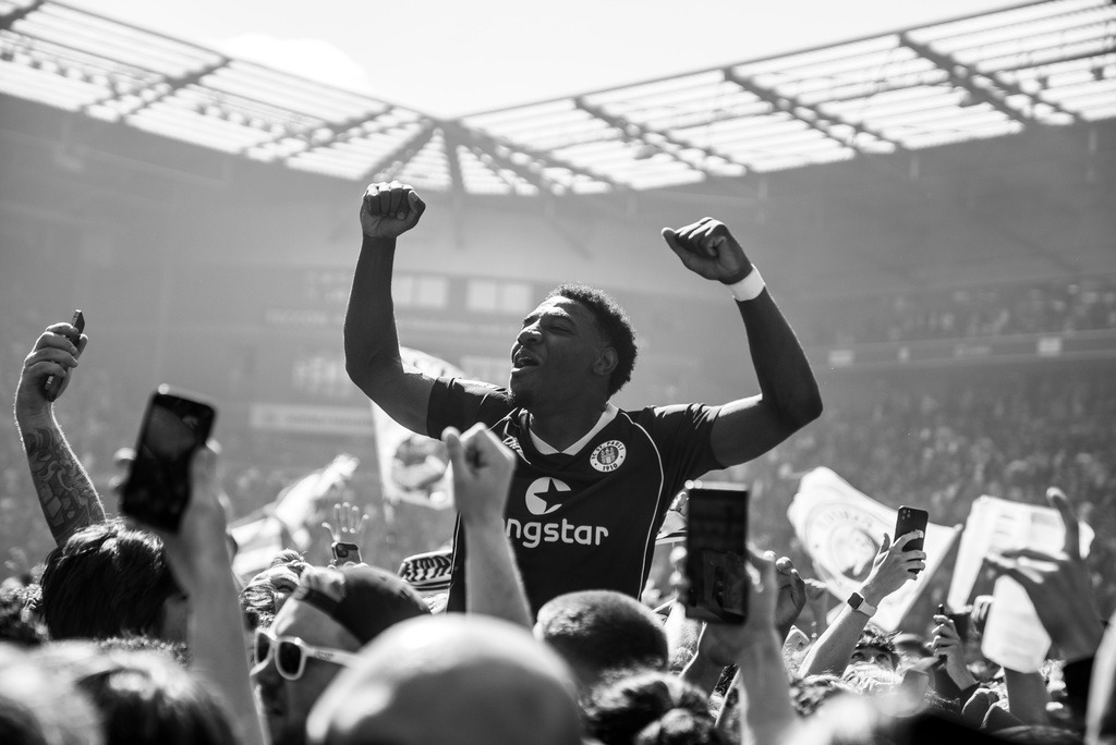 DSC02914 | Der offizielle Shop für FC St. Pauli Fotos. Wähle aus Spielszenen & Fanmomenten dein FCSP Wunschformat. Wir liefern Millerntor-Atmosphäre.