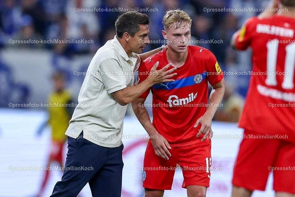 S0413092501089 | 13.09.2025, Fußball, FC Schalke 04 - Holstein Kiel, 5.Spieltag, 2. Fußball Bundesliga, Veltins-Arena Gelsenkirchen, Saison 2025 2026: Cheftrainer Marcel Rapp (Holstein Kiel)  gestikulierend neben Kasper Davidsen (Holstein Kiel #15) DFB regulations prohibit any use of photographs as image sequences and or quasi-video.