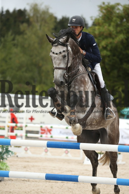 Villingendorf_2022_Prfg.Nr.08_zwei Phasen_Springprfg.Kl.M_Youngster_Marian Müller_Coupe (2) | Alle Fotos der Reiterjournal Fotografin Doris Matthaes im Reiterjournal Online-Fotoshop. - Realisiert mit Pictrs.com