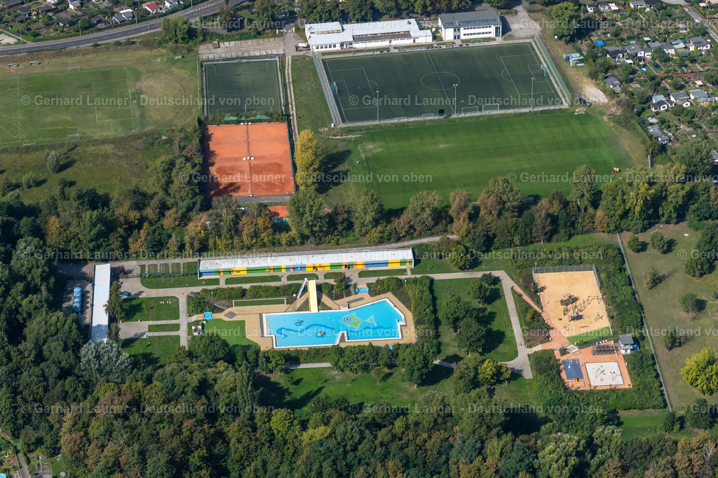 4041114 | LEIPZIG 15.09.2020 Offenes Schwimmbecken des Freibades " Freibad Schönefeld " an der Volbedingstraße im Ortsteil Mockau in Leipzig im Bundesland Sachsen, Deutschland. Weiterführende Informationen bei: Sportbäder Leipzig GmbH. // Swimming pool of the " Freibad Schoenefeld " on the Volbedingstrasse in the district Mockau in Leipzig in the state Saxony, Germany. Further information at: Sportbaeder Leipzig GmbH. Foto: Gerhard Launer