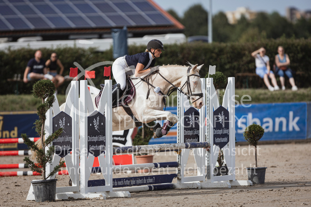 240629_LüPfSpTa_Stil-E-427 | Deine schönsten Turniermomente als professionelle Fotos! Entdecke hochwertige Pferdesport-Fotografie im Online-Shop. Jetzt Fotos finden & bestellen!
