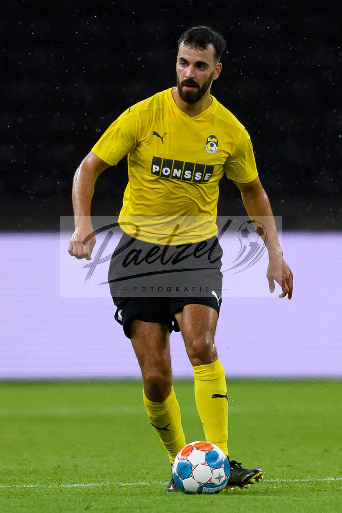 FCUKUO20210826_107 | Fussball, Herren: Diogo Tomas (Kuopion PS) in Aktion, am Ball, Einzelaktion beim Spiel der UEFA Conference League zwischen 1. FC Union Berlin und Kuopion PS im Olympiastadion am 26.08.2021 in Berlin, Deutschland. - Realisiert mit Pictrs.com