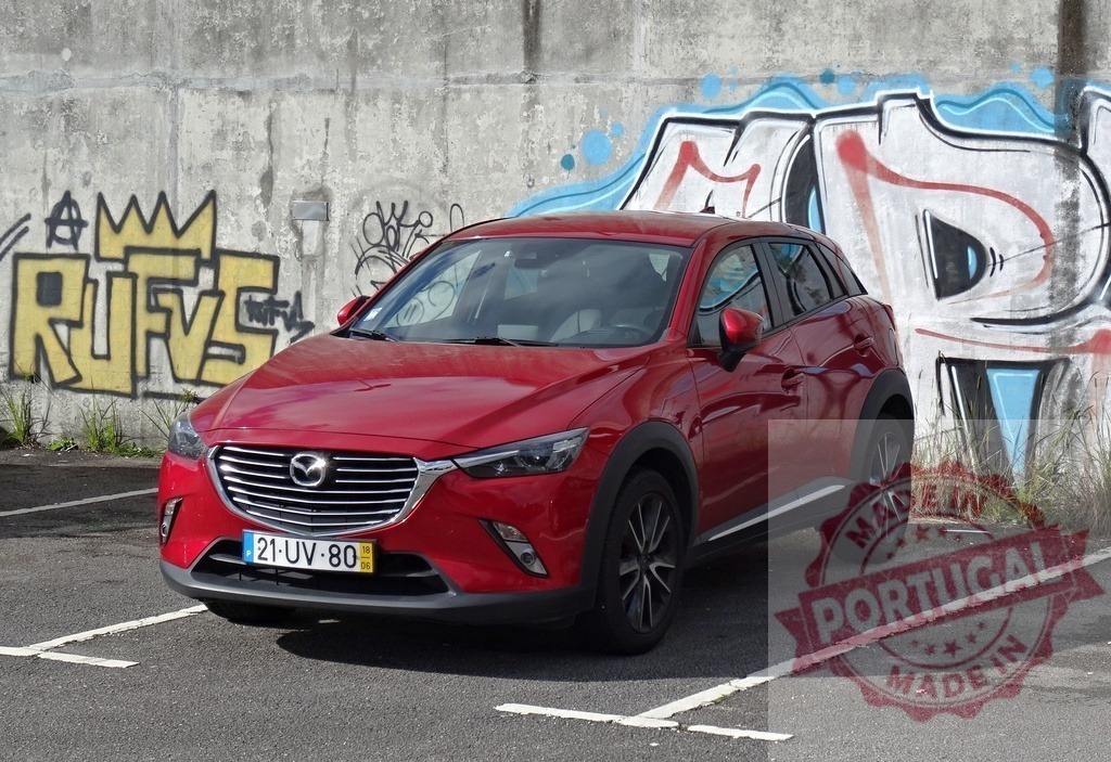 Red Mazda CX-3 SUV urban car parking | Red Mazda CX-3 crossover vehicle parked outside against a graffiti wall - Realisiert mit Pictrs.com