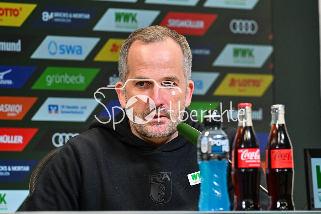 FC Augsburg - VfB Stuttgart | AUGSBURG, GERMANY - 22. MAERZ: im Bild Manuel BAUM Trainer FC Augsburg / Einzelfoto / Freisteller auf der Pressekonferenz nach dem Match zwischen dem VfB Suttgart und dem 1. FSV Mainz 05 am 20. Spieltag der 2. Frauen-Bundesliga in der MHP-Arena