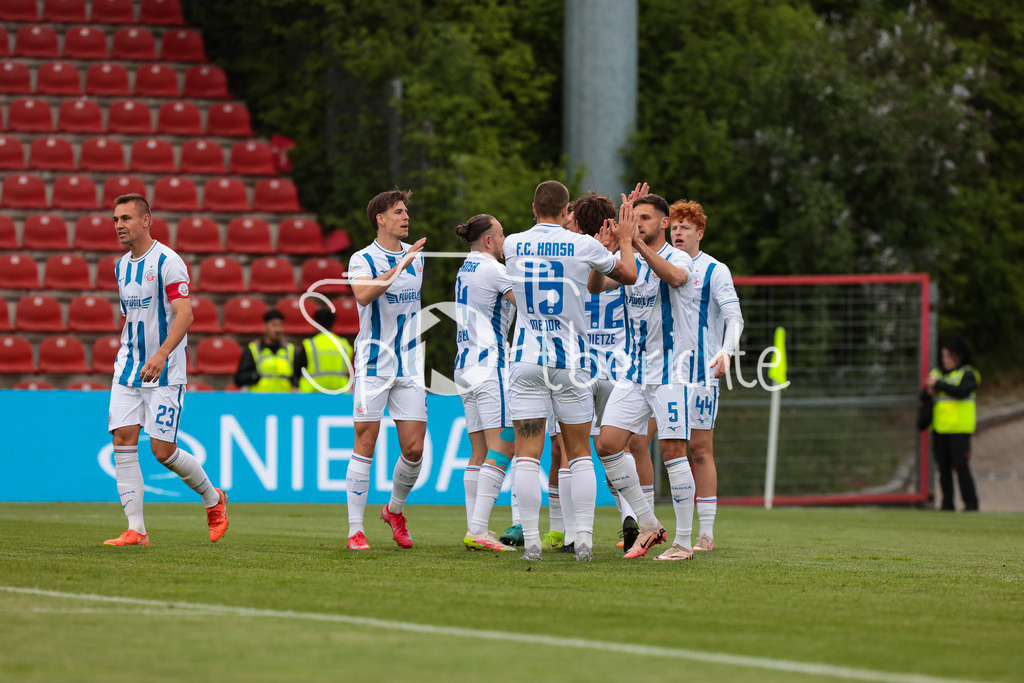 SpVgg Unterhaching - FC Hansa Rostock | Jubel der Gaeste nach dem Treffer zum 0-1 durch Sigurd Hauso HAUGEN (FC Hansa Rostock 18) / Tor / Torschuetze / Freude / Happy / 3. Liga: SpVgg Unterhaching - FC Hansa Rostock, Uhlsport Park am 07.05.2025