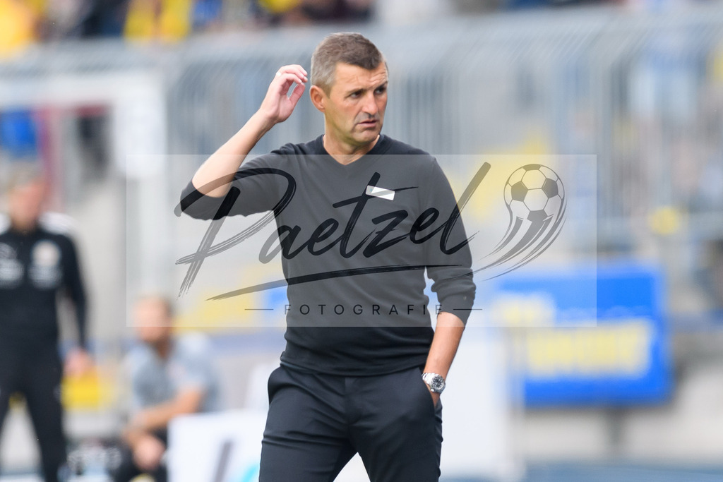EBSTSV20210828_026 | Fussball, Herren: Trainer Michael Koellner (TSV 1860 Muenchen) schaut beim Spiel der 3. Liga zwischen Eintracht Braunschweig und TSV 1860 Muenchen im Eintracht-Stadion am 28.08.2021 in Braunschweig, Deutschland.DFB / DFL REGULATIONS PROHIBIT ANY USE OF PHOTOGRAPHS AS IMAGE SEQUENCES AND/OR QUASI-VIDEO. - Realisiert mit Pictrs.com