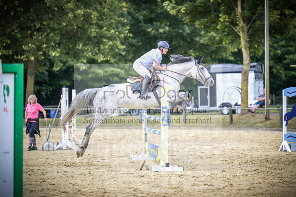 DOS_2883 | Entdecke hochwertige Reitturnierfotos von Foto Oger. Professionell, emotional und authentisch – jetzt Lieblingsmomente im Shop bestellen.Deutschlandweite Turnierfotografie. - Realisiert mit Pictrs.com