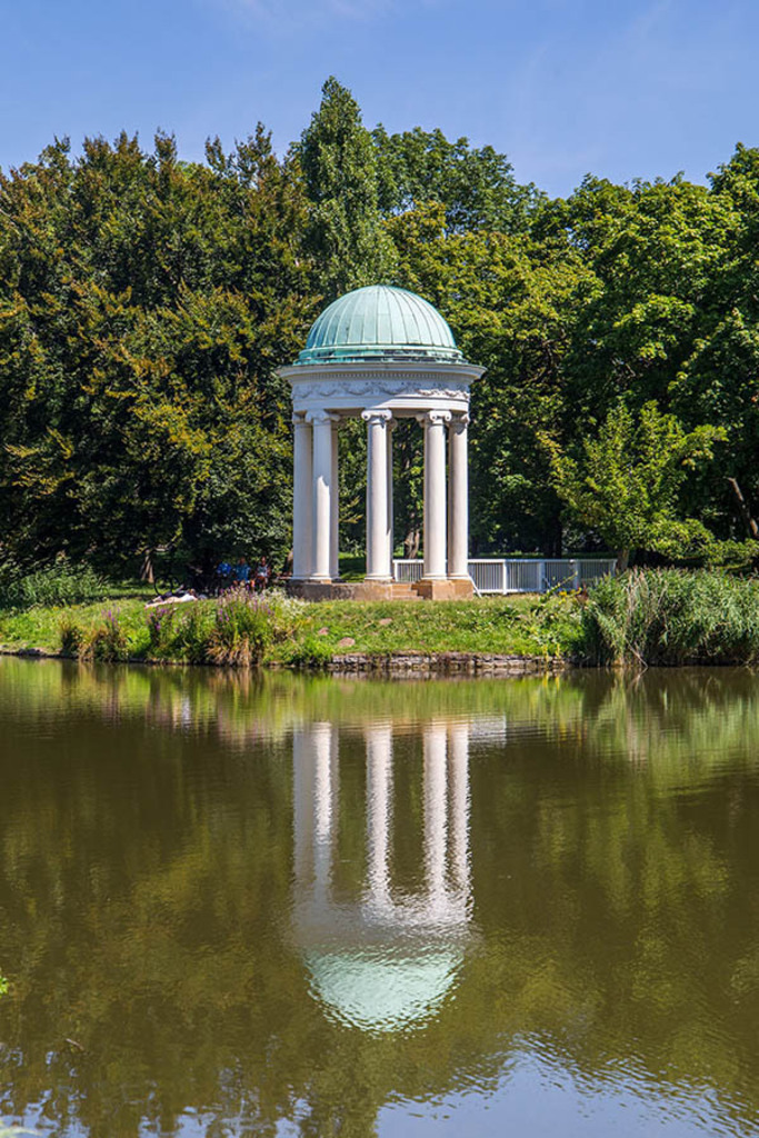 agra-Park - Musentempel | Entdecke über 20 Kategorien Leipzig-Motive: Foto-Downloads, hochwertige Poster, Leinwand- & Fine-Art-Prints. Jetzt Lieblingsfoto im Bildlexikon Leipzig Shop bestellen!