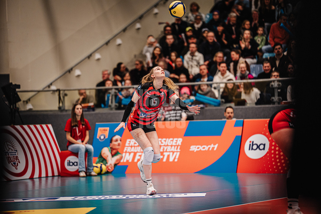 Volleyball | Frauen | Saison 2025/2026 | Volleyball Bundesliga | ETV Hamburger Volksbank Volleys vs. SSC Palmberg Schwerin | 17.01.2026 | Aufschlag von Alexa Sophie Thaden (#15, ETV Hamburger Volksbank Volleys)