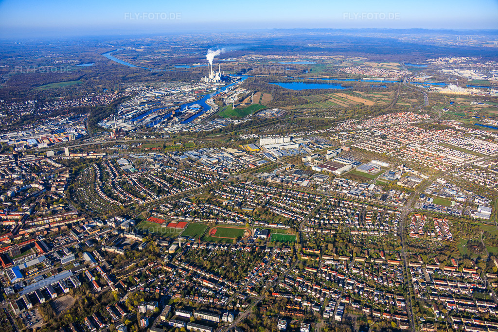 Luftbild: Stadtpanorama aus Osten bis zum Rhein im Ortsteil Nordweststadt in Karlsruhe im Bundesland Baden-Württemberg in Deutschland. Foto: IMG_154048.jpg vom 02.04.2026 durch Werner Riehm/FLY-FOTO.deAuflösung des Originals: 6000 x 4000 px