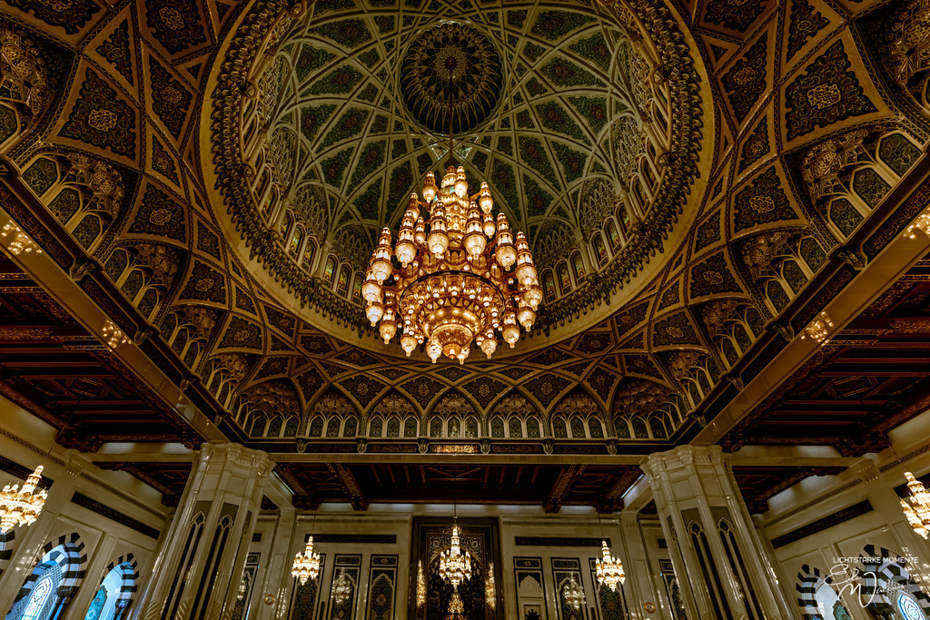 Sultan Qaboos Grand Mosque, Muskat | Herzlich willkommen auf meiner Seite! Ich bin Elke Wallnisch, Deine Fotografin für lichtstarke Momente. Der Name steht für alles, was mich mit der Fotografie verbindet: Das Licht und seine machtvolle Wirkung auf eine Situation oder unsere Stimmung - Realisiert mit Pictrs.com