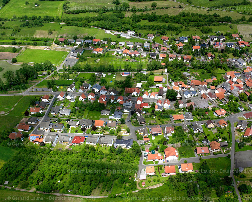 2614240 | SELLNROD 09.06.2006 Landwirtschaftliche Nutzflächen und Feldgrenzen  umsäumen das Siedlungsgebiet des Dorfes in Sellnrod im Bundesland Hessen, Deutschland // Agricultural land and field boundaries surround the settlement area of the village  in Sellnrod in the state Hesse, Germany Foto: Gerhard Launer