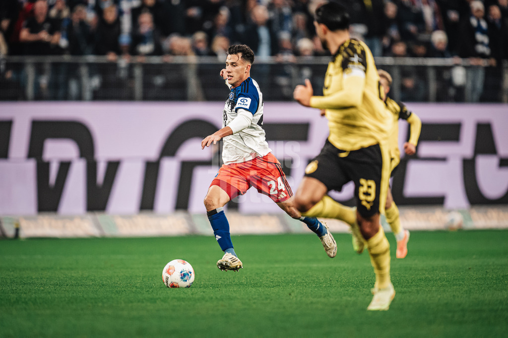 Fußball | Männer | Saison 2025/2026 | 1. Fußball-Bundesliga | 10. Spieltag | Hamburger SV vs. Borussia Dortmund | 08.11.2025 | Nicolas Capaldo (#24, HSV) am Ball