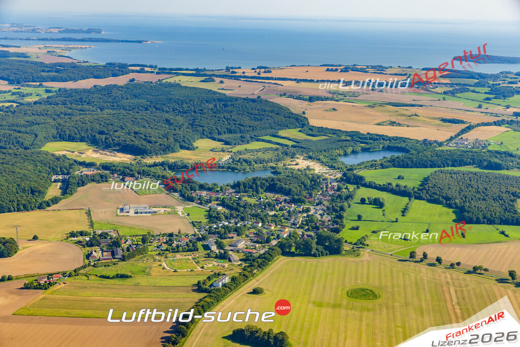Stadt Zirkow von Oben- Die Luftaufnahme wurde 2025 vom UL-Flugzeug heraus erstellt ( keine Drohnenaufnahme ) - Hochauflösende Luftaufnahme - für Wandbilder und großformatige Ausdrucke geeignet. Das besondere Geschenk!Hier alle&nbsp;Infos zur Lizenzierung der LuftaufnahmeWir fliegen auch dieses Jahr wieder in Ihre Region um Luftbilder zu erstellen.- Luftbild anfragen