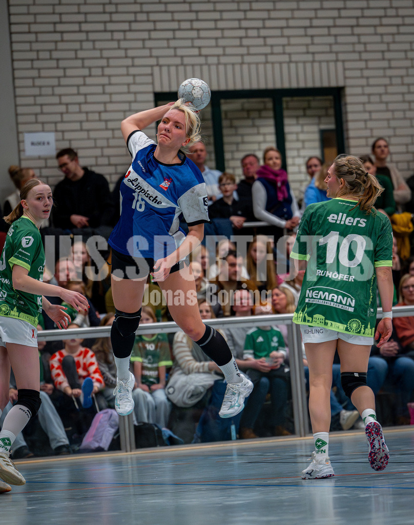 Handball I Frauen I Saison 2025-2026 I 3. Liga Staffel Nord I 10. Spieltag I SC SFN Vechta - HSG Blomberg-Lippe II I 0258 | Ruslana Litvinov (18, HSG Blomberg-Lippe II) vorbei an Svenja Ruhöfer (10, SC SFN Vechta) - Realisiert mit Pictrs.com