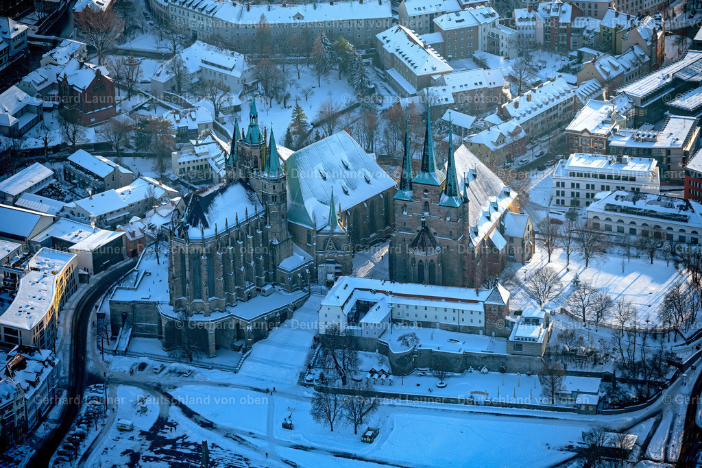 4045055 | ERFURT 14.02.2021 Winterlich schneebedeckte Kirchengebäude des Domes des Erfurter Dom im Ortsteil Altstadt in Erfurt im Bundesland Thüringen, Deutschland. Weiterführende Informationen bei: Kath. Pfarramt Dom St. Marien. // Wintry snowy church building of the cathedral of of Erfurter Dom in the district Altstadt in Erfurt in the state Thuringia, Germany. Further information at: Kath. Pfarramt Dom St. Marien. Foto: Gerhard Launer