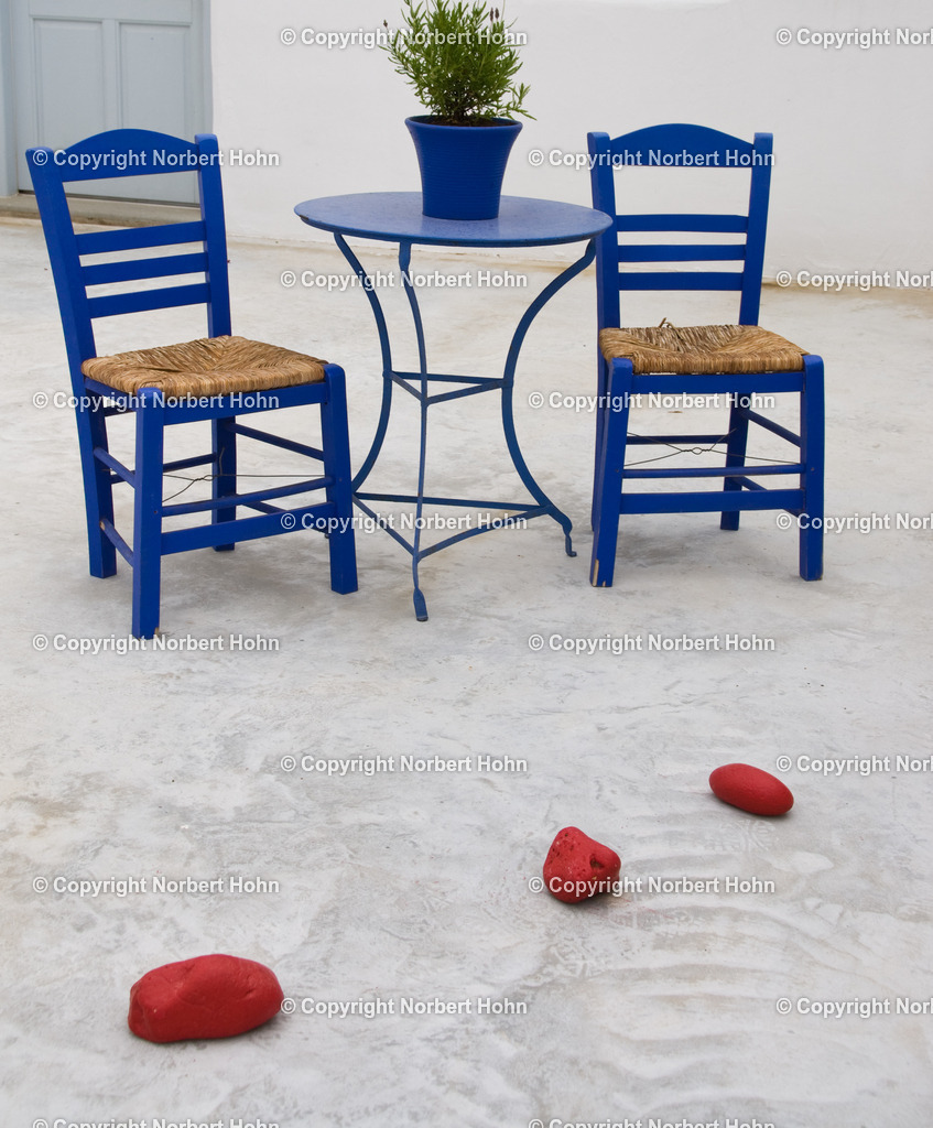 Reisefotografie - Griechenland - Paros | Griechische Stuhlgruppe. - Realisiert mit Pictrs.com