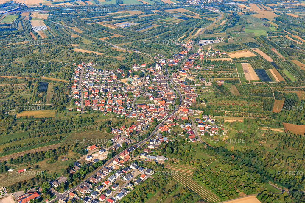 Ortsansicht von Südosten | Luftbild: Ortsansicht von Südosten im Ortsteil Ebersweier in Durbach im Bundesland Baden-Württemberg in Deutschland. Foto: IMG_008960.jpg vom 20.09.2020 durch Werner Riehm/FLY-FOTO.de - Realisiert mit Pictrs.com