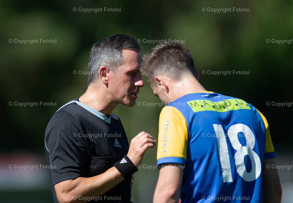A_LUI120823_20 | SPORT,FUSSBALL,LL. OST ASKOE OEDT 1B-ASKOE DONAU LINZ 12.08.2023 IM BILD:SCHIEDSRICHTER DANIEL ROBERT BITTET LUKAS KRAGL (DONAU LINZ) ZUM GESPRAECH FOTO:FOTOLUI