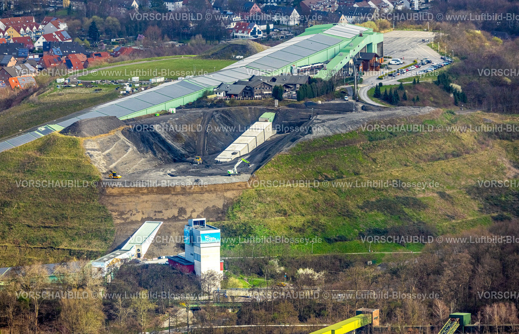 Bottrop260306168 | Luftbild, alpincenter Skihalle Freizeitanlage mit Solardach Halde Prosperstraße, Baustelle mit Neubau Lifttunnel, Welheim, Bottrop, Ruhrgebiet, Nordrhein-Westfalen, Deutschland