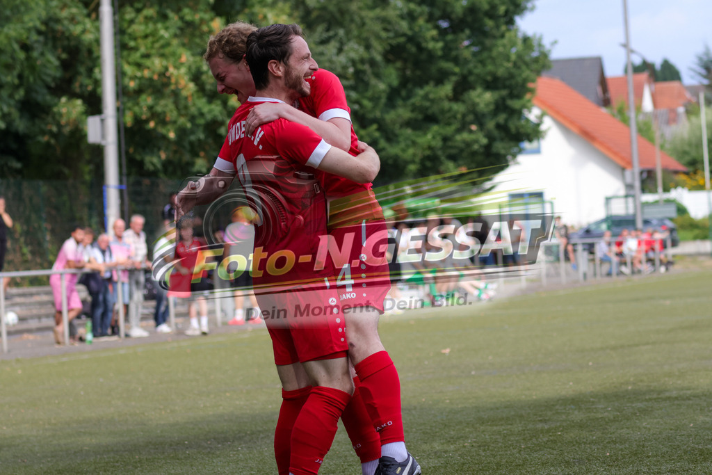 Bünder SV - TV Elverdissen | Auf dem Bild zu sehen: rot Bünder SV: Denis Müller (stehend), Johannes Steinmeier Bünder SV, TV Elverdissen, Saison 26/27, Kreisliga A, Bünde, Deutschland - Realisiert mit Pictrs.com