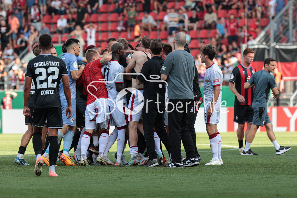 FC Ingolstadt - 1. FC Kaiserslautern | Nach Schlusspfiff gab es noch eine Rudelbildung / Spielende