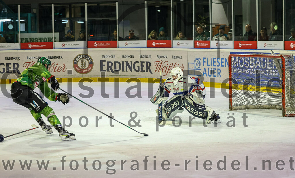 2023-12-17_108_TSV_Erding_gegen_ESC_Kempten | Erding, Deutschland, 17.12.2023:
Eishockey, Bayernliga Vorrunde 2023 / 2024, 18. Spieltag, TSV Erding gegen ESC Kempten, Endergebnis: 5:1

Florian Zimmermann (Erding Gladiators, #5), Torwart Luca Mayer (ESC Kempten, #32)

Foto: Christian Riedel / fotografie-riedel.net