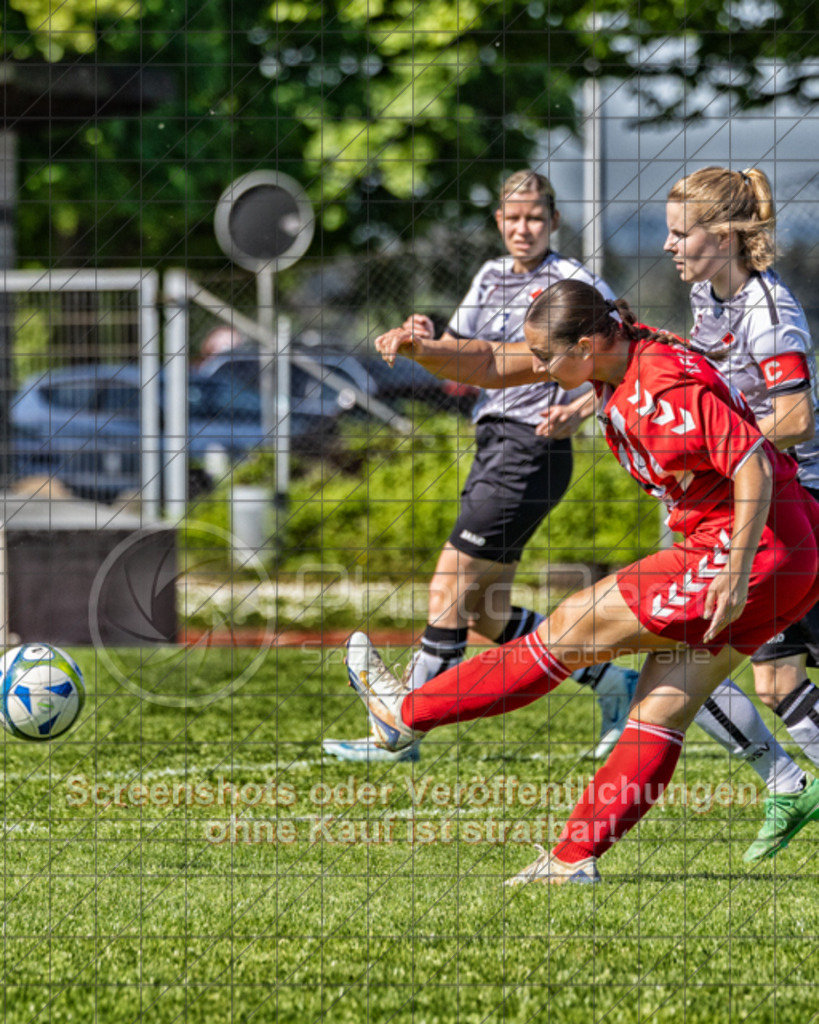 20250501_104148_0217-Bearbeitet | #,1.FC Donzdorf II (rot) vs.1.Göppinger SV (weiß), Fussball, Frauen-Bezirkspokal Halbfinale Saison 2024/2025, Rasenplatz Lautertal Stadion, Süßener Straße 16, 73072 Donzdorf, 01.05.2025 - 10:30 Uhr,Foto: PhotoPeet-Sportfotografie/Peter Harich