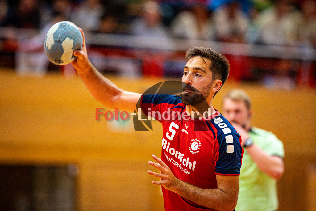 TSV Weiheim gegen TSV Herrsching II | Handball Bezirksoberliga Herren 2025/26, TSV Weiheim gegen TSV Herrsching II, 20251025,7m Wurf Fabian LÖFFLER (TSV Weilheim 5),2025-10-25 in Weilheim (Jahnhalle)Fabian LÖFFLER (TSV Weilheim 5)Copyright: WolfgangxLindner