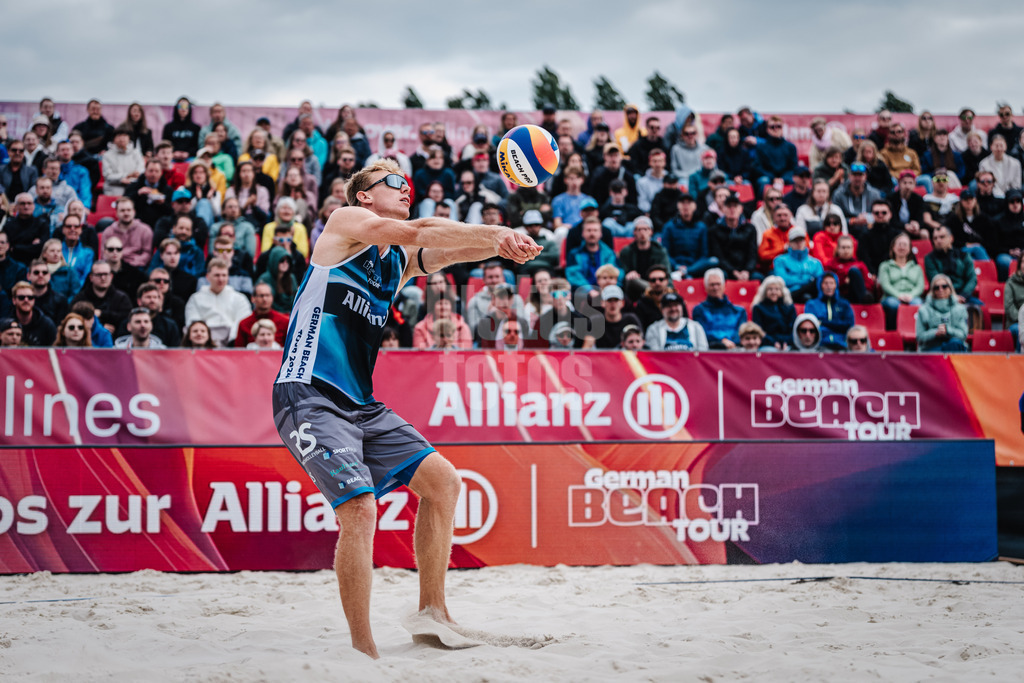 Beachvolleyball | Männer | German Beach Tour 2024 | Tourstop Bremen | 09.06.2024 | Jonas Reinhardt nimmt den Ball an