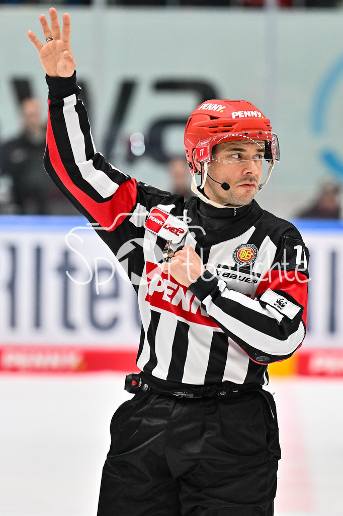 Augsburger Panther - EHC RB München | AUGSBURG, DEUTSCHLAND - 27. FEBRUAR: im Bild Hauptschiedsrichter Sirko HUNNIUS / Einzelfoto / Freisteller während dem Match zwischen den Augsburger Panthern und dem EHC RB München am 46. Spieltag der Penny DEL im Curt Frenzel Stadion