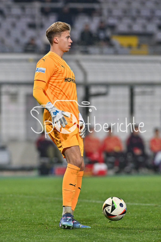 FC Bayern Amateure - SpVgg Greuther Fürth II | am Ball Moritz SCHULZE (Spvgg Greuther Fürth II #1) / freisteller / Einzelfoto / Regionalliga Bayern: FC Bayern Muenchen II - SpVgg Greuther Fuerth II, Gruenwalder Stadion am am 29.10.2024