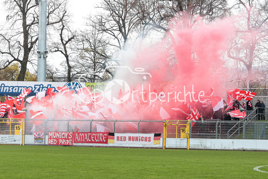 SV Vikoria Aschaffenburg - FC Bayern Amateure | Der Gaesteanhang mit Pyrotechnik im Gaestebereich von Aschaffenburg